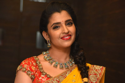 anchor-shyamala-at-raja-varu-rani-garu-movie-pre-release-event