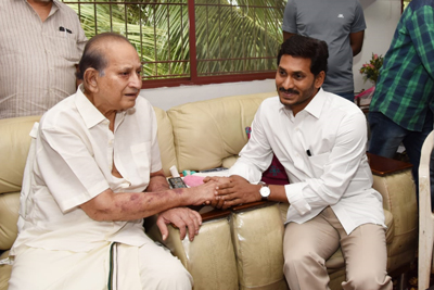 jagan-mohan-reddy-meet-superstar-krishna