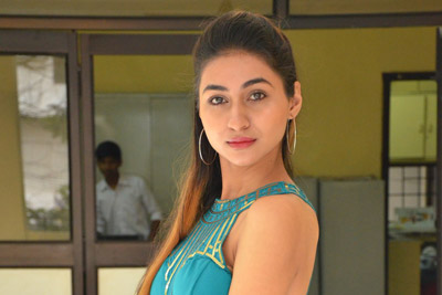 myra-amiti-at-only-nenu-movie-trailer-launch