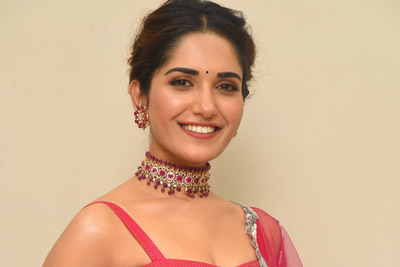 ruhani-sharma-stills-at-hit-movie-pre-release-event-in-vizag