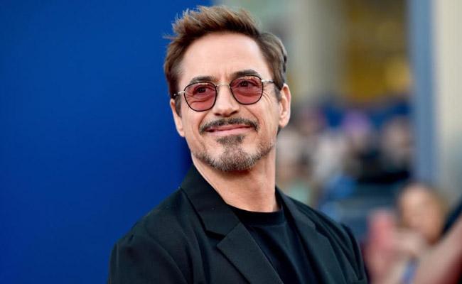 robert-downey-is-the-only-avenger-to-read-avengers