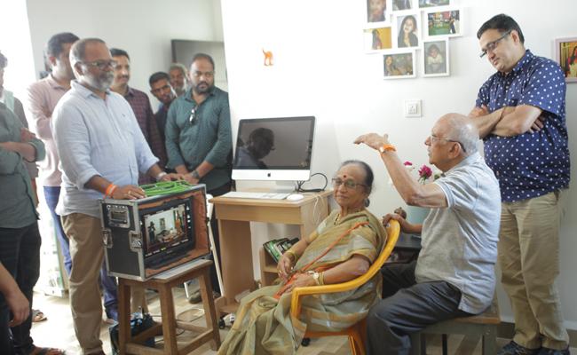 rare-nostalgic-moment-unveiled-on-the-sets-of-valliddari-madhya