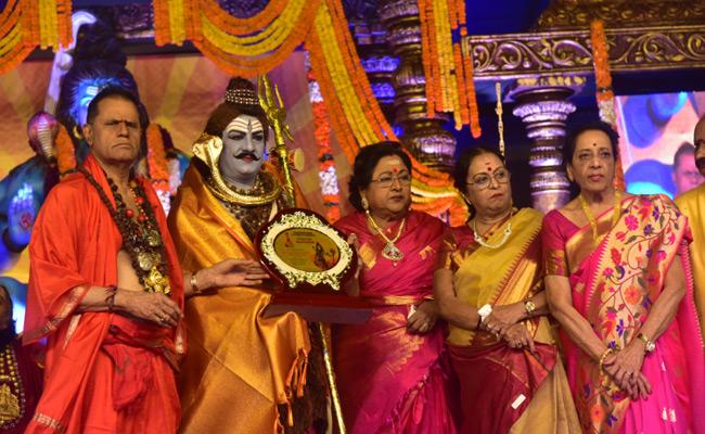 vishwanati-samragni-awarded-to-b-saroja-devi