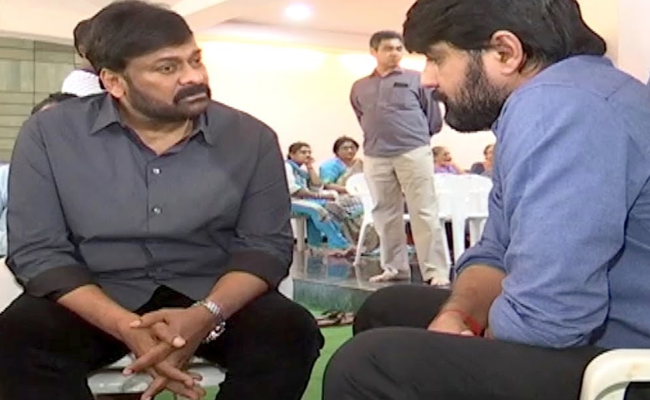 Chiranjeevi Met Srikanth to Console on his Fathers Demise